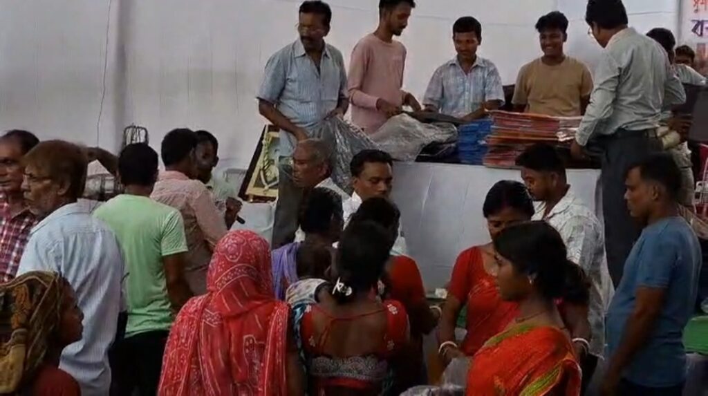 ধুলিয়ান থেকে বৈষ্ণবনগর—পিতার স্মরণে দুস্থদের মুখে হাসি ফোটাল সাহা পরিবার।