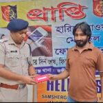 হারানো ফোন ফিরে পেয়ে মুখে হাসি, শামসেরগঞ্জ পুলিশের মানবিক উদ্যোগে খুশি সাধারণ মানুষ।