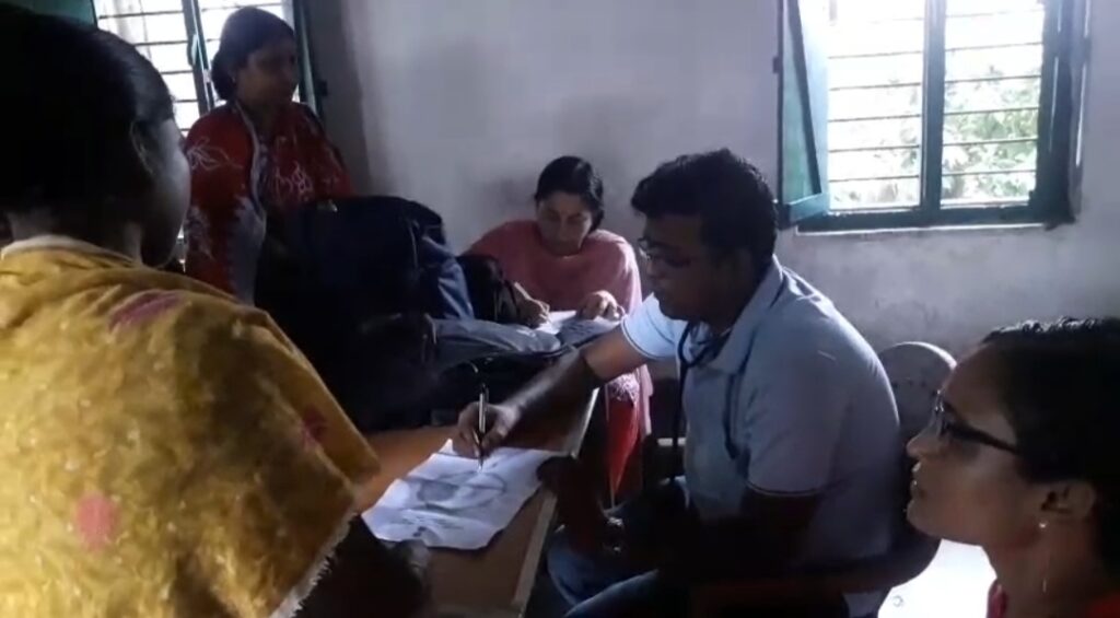 বিনামূল্যে স্বাস্থ্য পরীক্ষা ও সচেতনতার বার্তা, চন্দ্রকোনারোডের নতুনপাড়ায় স্বাস্থ্য শিবির।