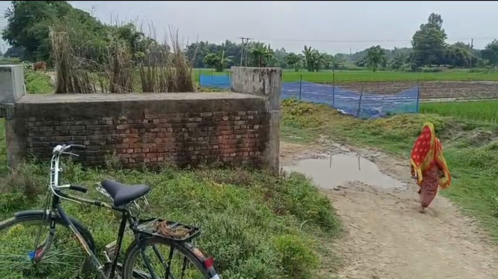 কালভার্ট আছে, সংযোগপথ নেই! কাদা-জল পেরিয়ে যাতায়াতে নাজেহাল কুশলপুরের বাসিন্দারা।