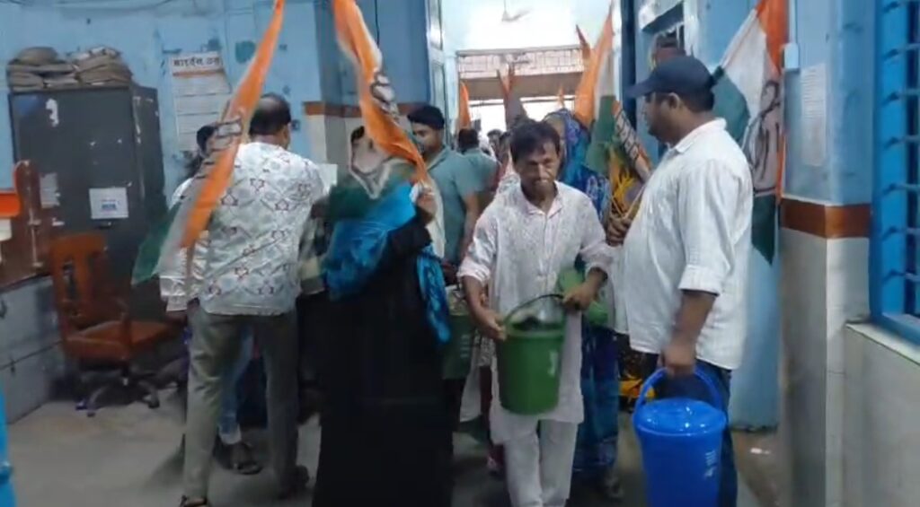 বেতন না পেয়ে সাফাই কর্মীদের কর্মবিরতি, এক সপ্তাহ ধরে আবর্জনায় জেরবার মেদিনীপুর শহর।