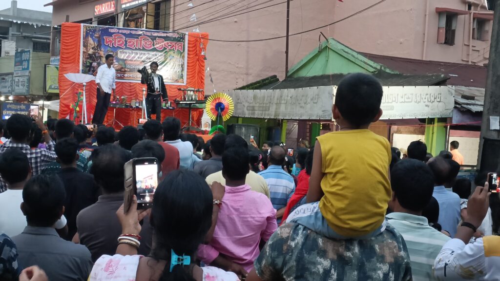 জন্মাষ্টমীতে চন্দ্রকোনারোডে দহি হান্ডি উৎসব, যুবক-যুবতীদের অংশগ্রহণে জমজমাট আয়োজন।