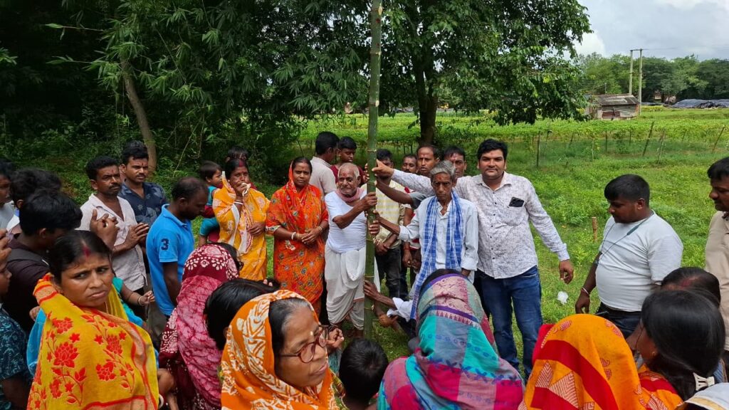দুর্গাপুজোর প্রস্তুতি শুরু, বরাকুড়ায় গ্রামবাসীদের উদ্যোগে খুঁটি পুজো।