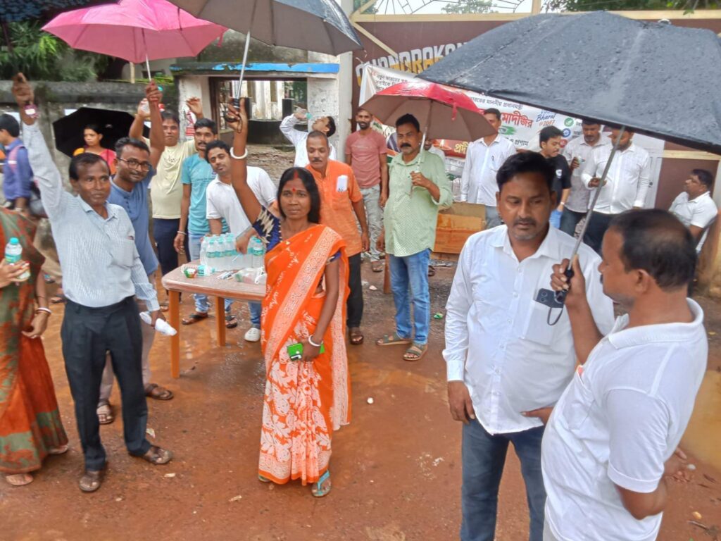 মোদির জন্মদিনকে সামনে রেখে চন্দ্রকোনারোডে বিজেপির জনসেবামূলক কর্মসূচি।
