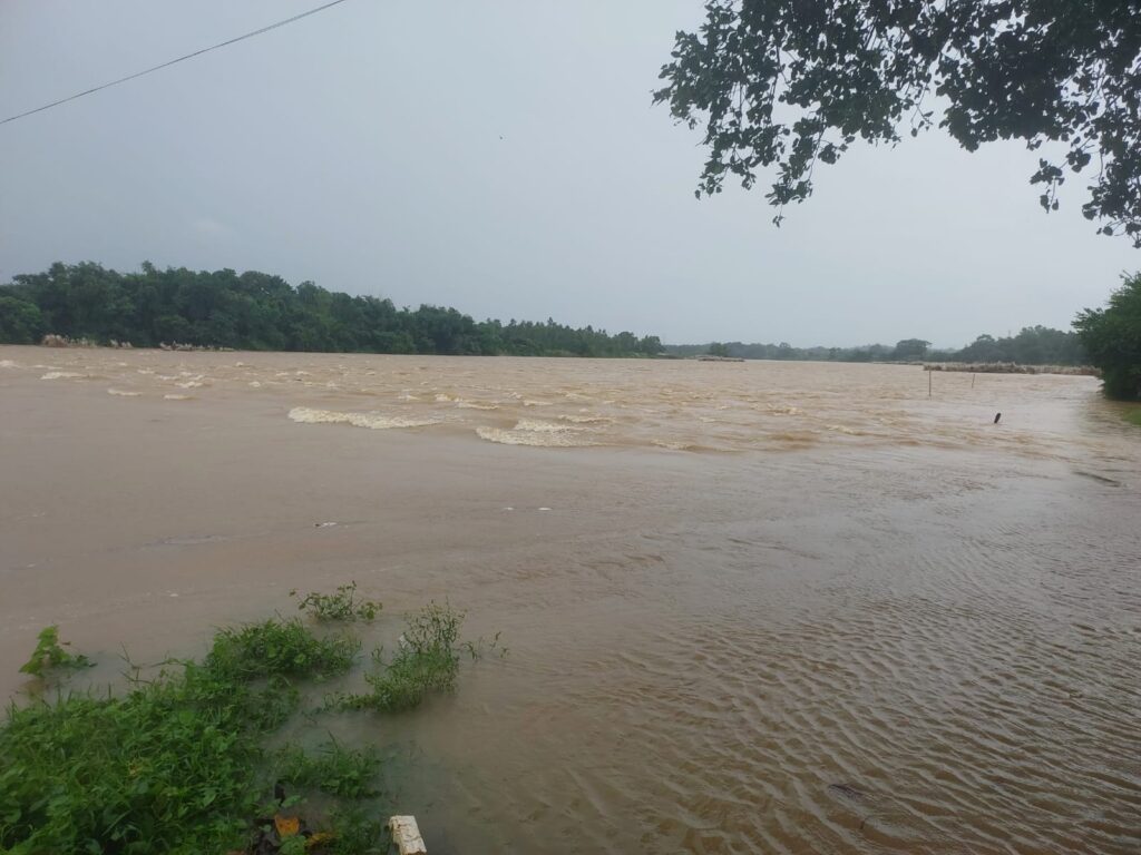 জলমগ্ন কজওয়ে, বিচ্ছিন্ন যান চলাচল—শিলাবতীর জল বাড়ায় সমস্যায় গড়বেতার বাসিন্দারা।