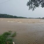 জলমগ্ন কজওয়ে, বিচ্ছিন্ন যান চলাচল—শিলাবতীর জল বাড়ায় সমস্যায় গড়বেতার বাসিন্দারা।