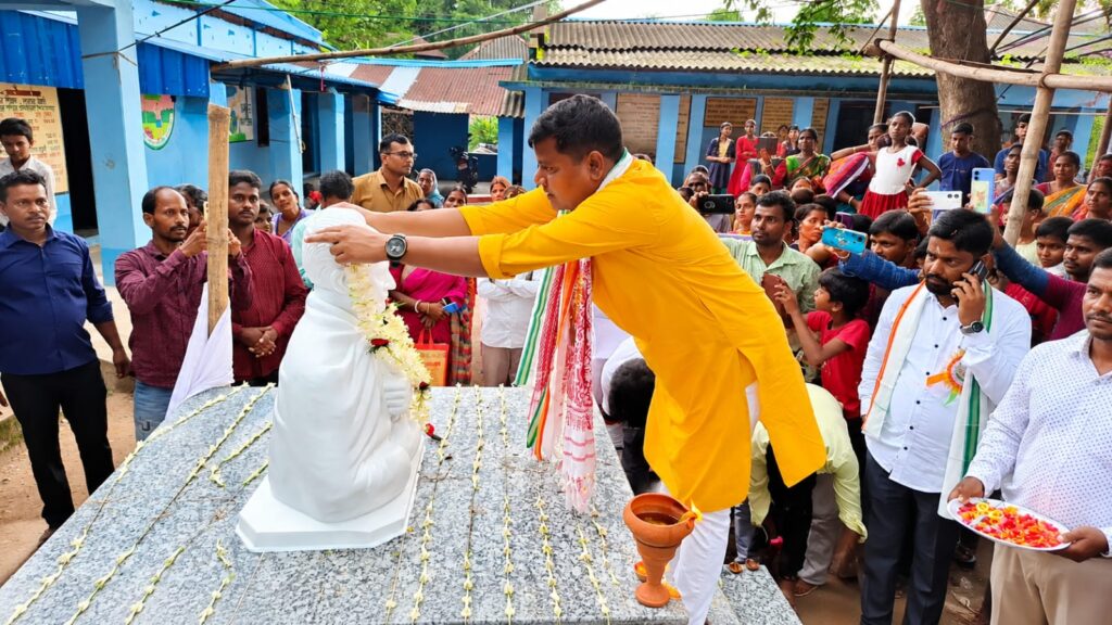 হীরক জয়ন্তীতে স্মরণীয় মুহূর্ত, বীরসিংপুর পশ্চিম প্রাথমিক বিদ্যালয়ে বিদ্যাসাগরের মূর্তি উন্মোচন।