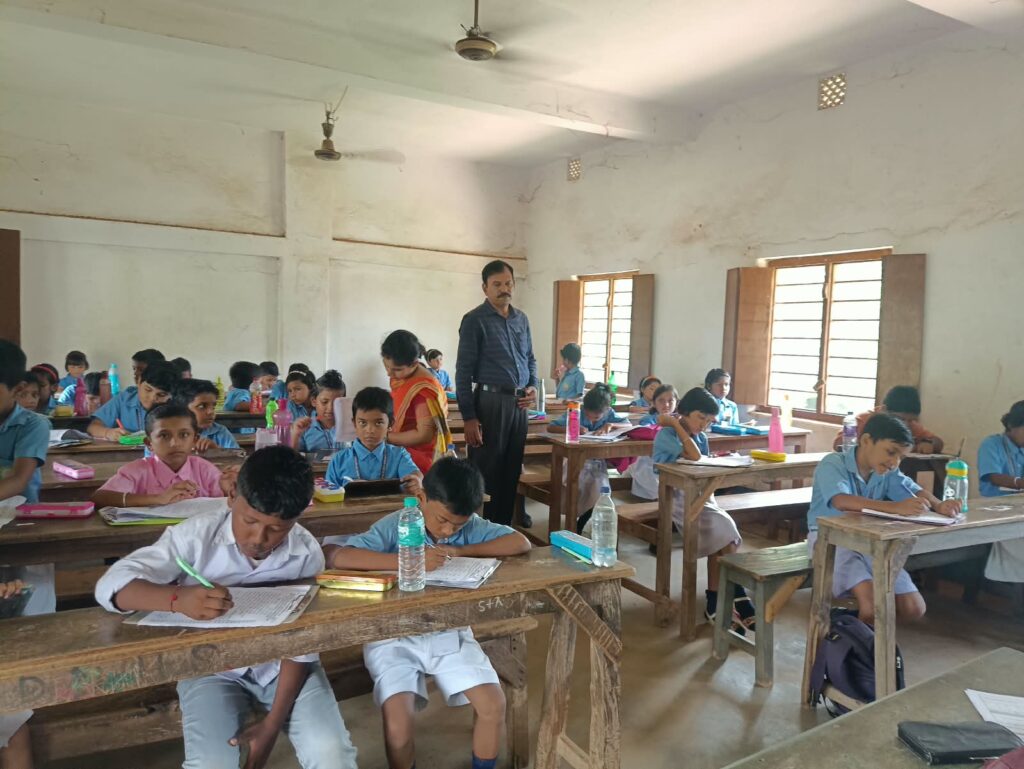 পড়াশোনায় আগ্রহ বাড়াতে উদ্যোগ, গড়বেতা ৩ নম্বরে মেধা অন্বেষণ পরীক্ষায় পড়ুয়াদের উৎসাহ।