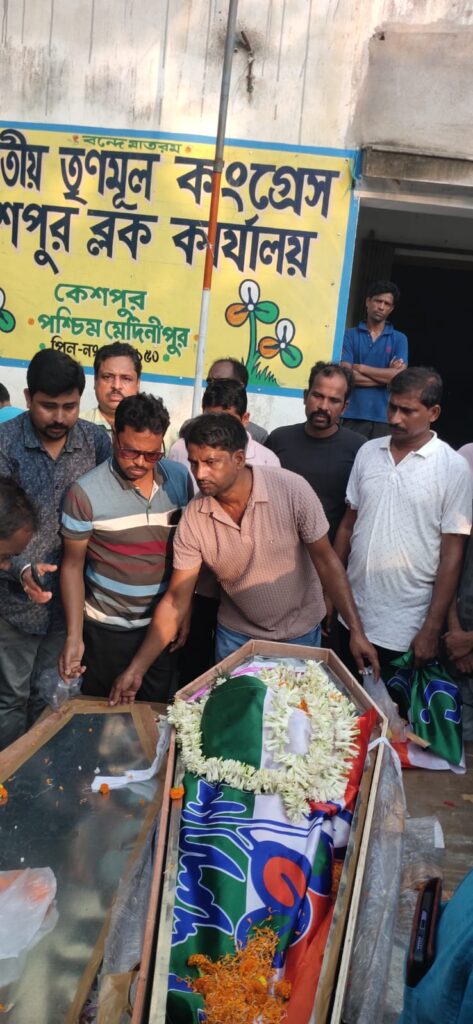 প্রদ্যুৎ পাঁজার প্রয়াণে শোক কেশপুরে, শেষ শ্রদ্ধায় উপস্থিত দলীয় নেতা-কর্মীরা।