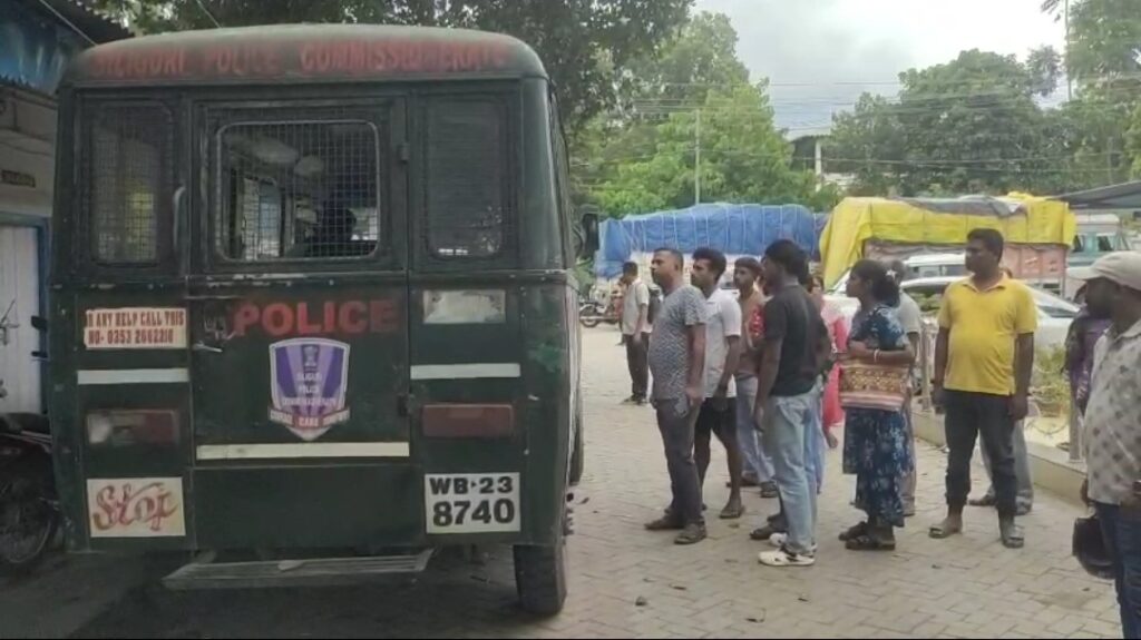 হুমকি দিয়ে টাকা চাওয়ার অভিযোগ, গেটবাজারে সাদা পোশাকের পুলিশের অভিযানে ধৃত তিন।