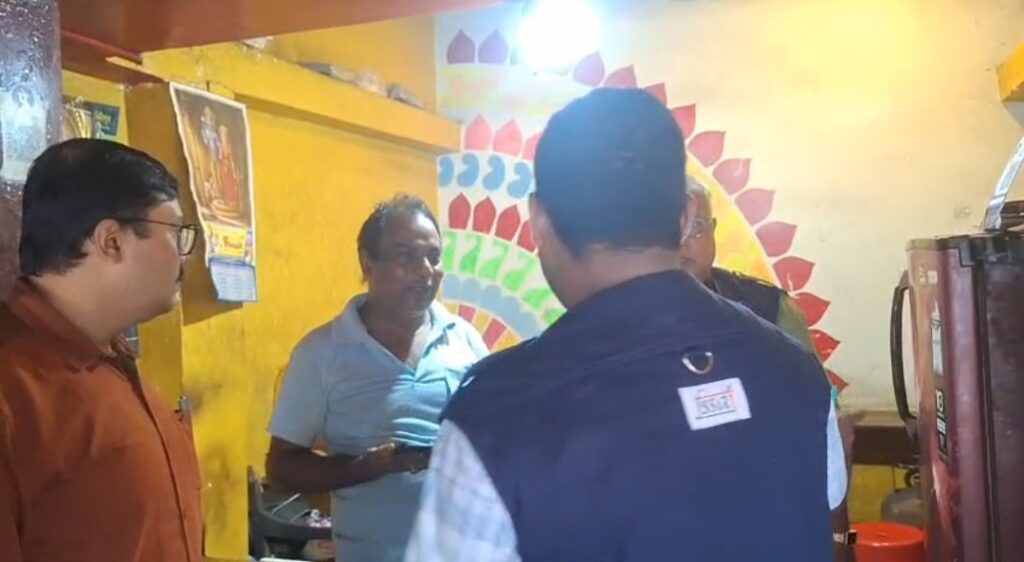 চন্দ্রকোনারোডে খাদ্য দপ্তরের অভিযান, স্বাস্থ্যবিধি মানতে হোটেল-রেস্তোরাঁ কর্মীদের সতর্কতা।