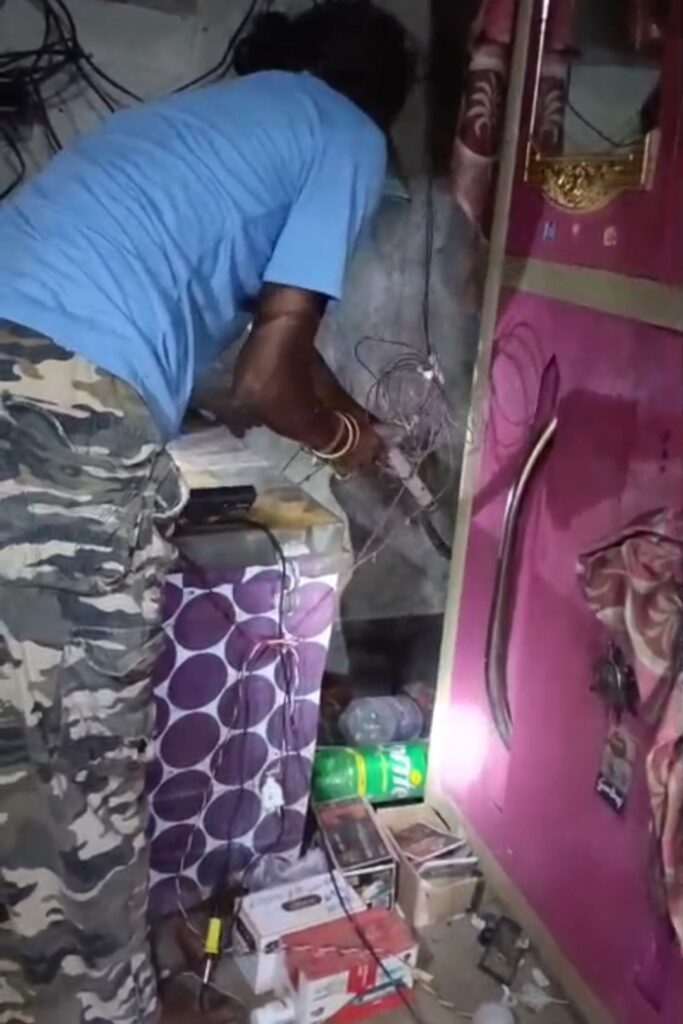 কুকুরমুড়িতে সাপ উদ্ধার করতে গিয়ে ছোবল, হাসপাতালে মৃত্যু উদ্ধারকারীর।