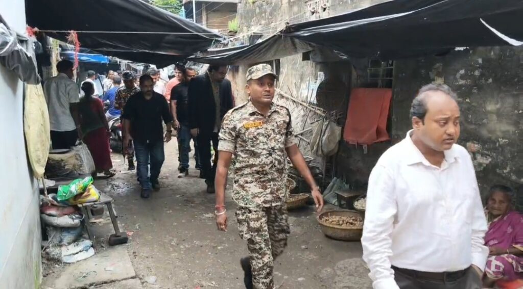 কালোবাজারি ও বেআইনি মজুতের অভিযোগে কড়া ব্যবস্থা, বাজার পরিদর্শনে মালদার জেলাশাসক।