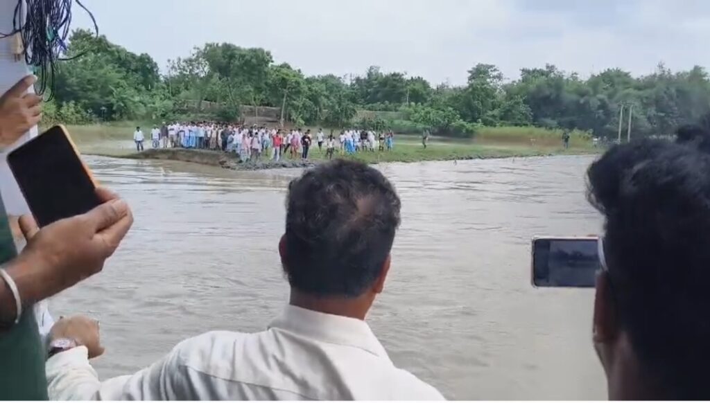 লঞ্চে চেপে ভাঙন পরিদর্শন, পাকাপোক্ত কংক্রিটের বাঁধের দাবি স্থানীয়দের।