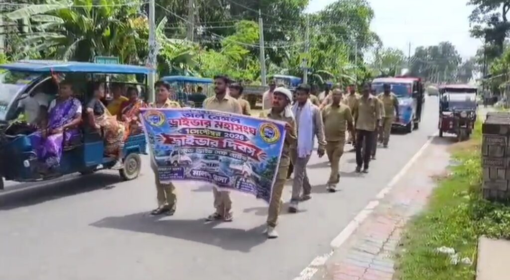 মদ্যপ অবস্থায় গাড়ি নয়, ট্রাফিক নিয়ম মেনে চলার প্রচার—আইহোয় ড্রাইভার দিবস।