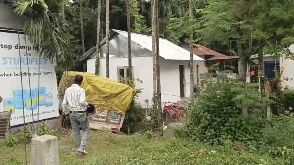 নিয়ন্ত্রণ হারিয়ে সোজা বাড়িতে পিকআপ, অল্পের জন্য প্রাণে বাঁচলেন পরিবারের সদস্যরা।