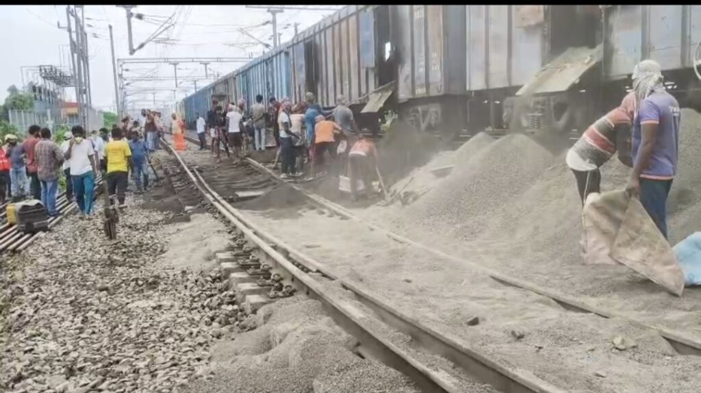ফরাক্কা ব্যারেজের মুখে রেললাইনে ধস, আপ লাইন ক্ষতিগ্রস্ত—বিকল্প লাইনে ট্রেন চালানোর চেষ্টা।