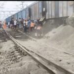 ফরাক্কা ব্যারেজের মুখে রেললাইনে ধস, আপ লাইন ক্ষতিগ্রস্ত—বিকল্প লাইনে ট্রেন চালানোর চেষ্টা।