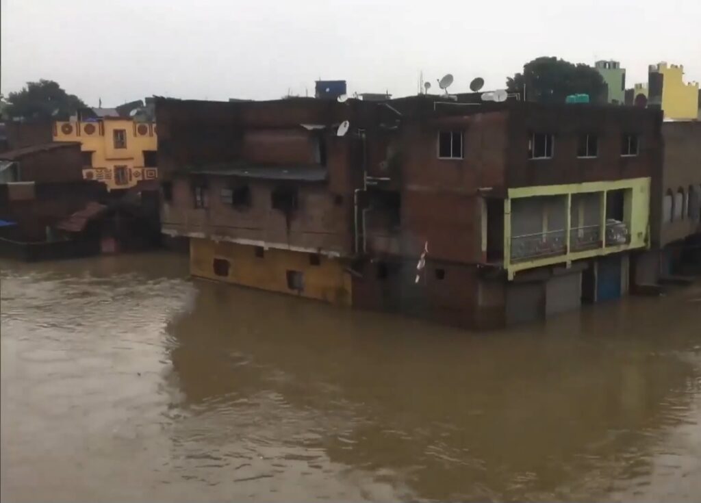 আসানসোলে টানা বৃষ্টির জের, নিচু এলাকাগুলিতে ঢুকল জল—বাড়ল দুর্ভোগ।