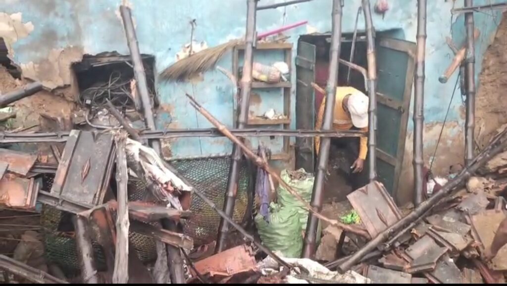 জামুড়িয়ায় প্রবল বৃষ্টিতে ভেঙে পড়ল মাটির বাড়ি, অসহায় পরিবারের পাশে বিজেপি কর্মীরা।