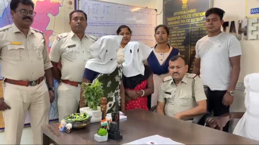 গোপন সূত্রে খবর পেয়ে অভিযান, ফুলিয়া মোড় থেকে হেরোইন-সহ ধৃত দুই মহিলা।