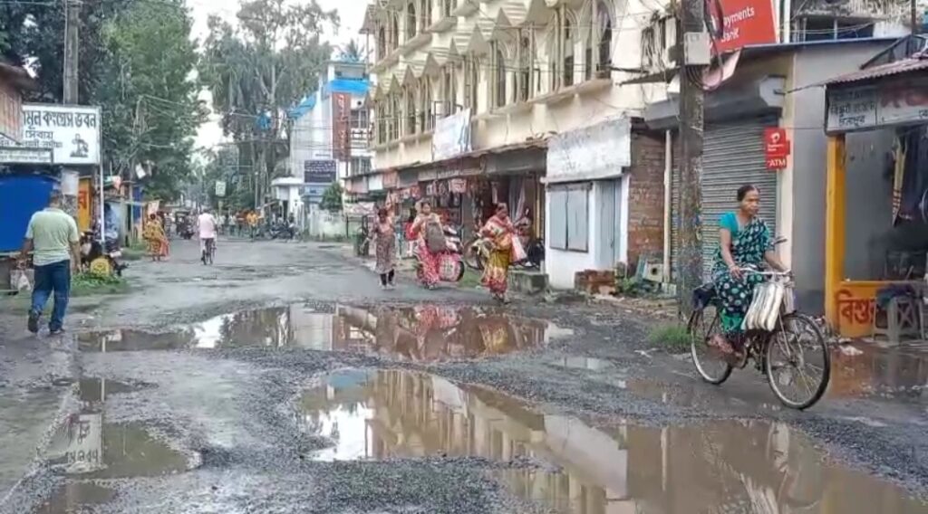 লাগাতার বৃষ্টিতে গয়েশপুরের রাস্তায় বিপজ্জনক পরিস্থিতি, স্কুল-হাসপাতালগামীদের বাড়ছে দুর্ভোগ।