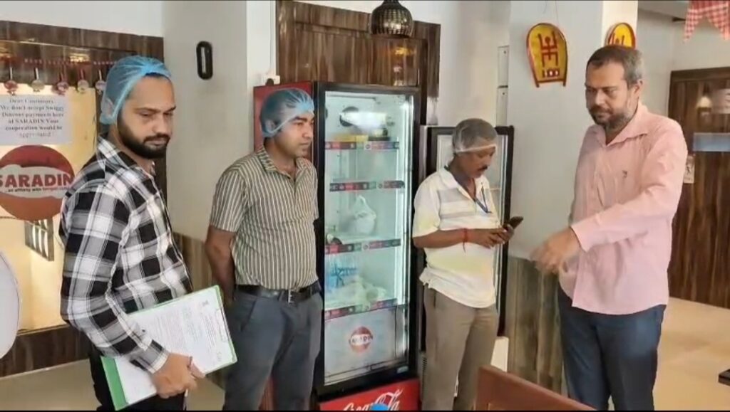 রেস্তোরাঁর রান্নাঘরে ভয়াবহ ছবি, উদ্ধার পচা মাছ-মাংস ও অস্বাস্থ্যকর ফুড কালার।।