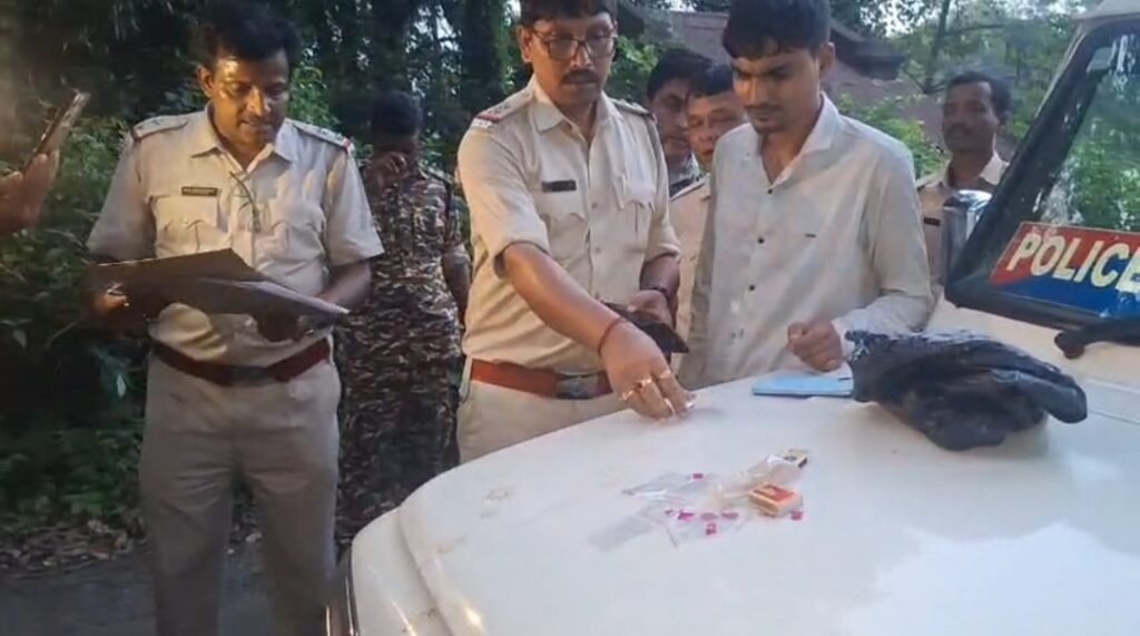 চন্দ্রকোনারোডের ডিগ্রীতে পুলিশের অভিযান, ১৯ গ্রাম মাদকসহ গ্রেফতার যুবক।