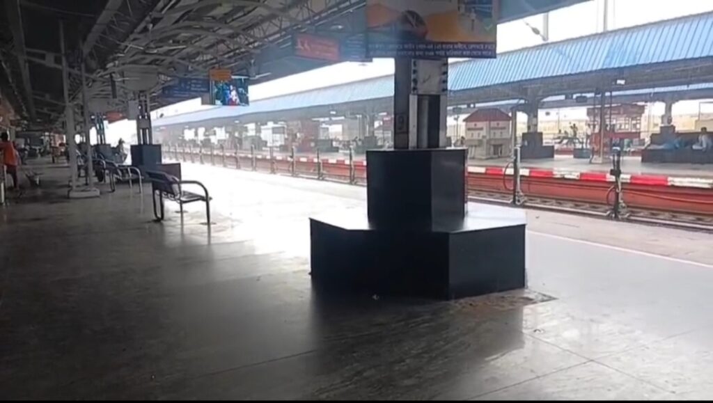 রেললাইনে ধসের জের, মালদহ থেকে কলকাতা-শিলিগুড়িগামী একাধিক ট্রেন বাতিল।