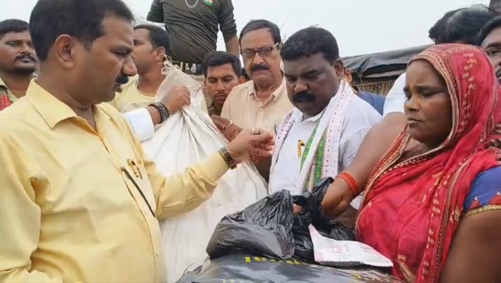 রিং বাঁধ ভেঙে বন্যার জের, ভূতনী পরিদর্শনে দুই মন্ত্রী—আগামী বছর স্থায়ী সমাধানের বার্তা।
