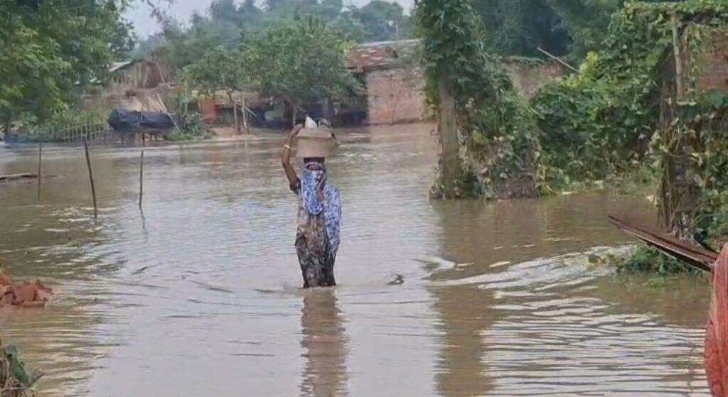 গঙ্গার জল বাড়তেই ভূতনীতে ভয়াবহ বন্যা, জলবন্দি ১৫ হাজারের বেশি মানুষ।