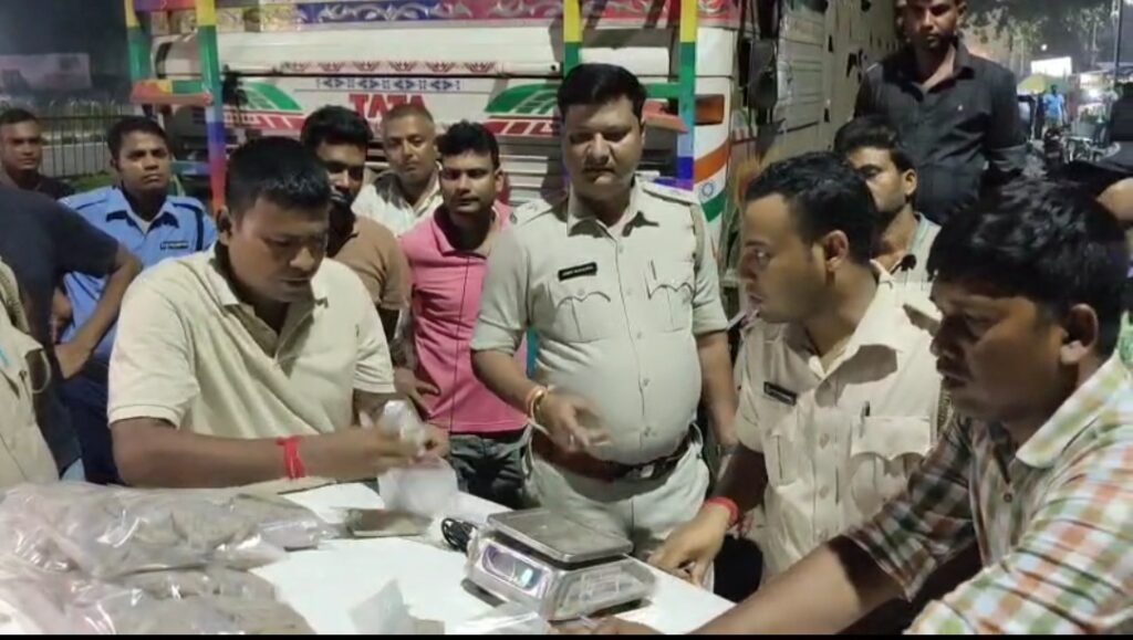 লরির কেবিনে পিঠব্যাগে লুকিয়ে ব্রাউন সুগার! গাজোলে পুলিশের জালে ৩।