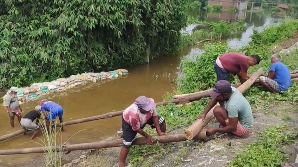 বন্যায় বিচ্ছিন্ন ভূতনীর যোগাযোগ, ব্রিজ সংযোগে কয়েকশো মিটার অস্থায়ী রাস্তা তৈরির কাজ শুরু।