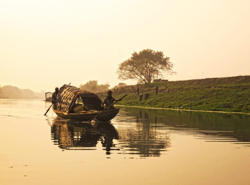 পুকুরের জলে দেখা আকাশ।