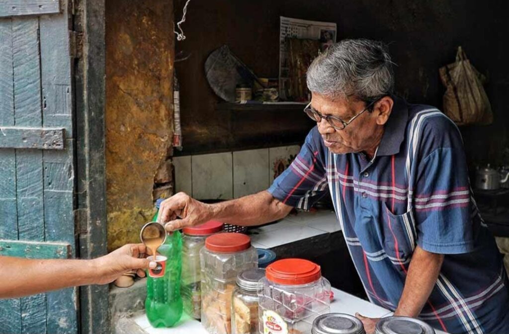 চায়ের দোকানের শেষ বেঞ্চ।