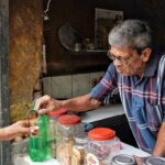 চায়ের দোকানের শেষ বেঞ্চ।