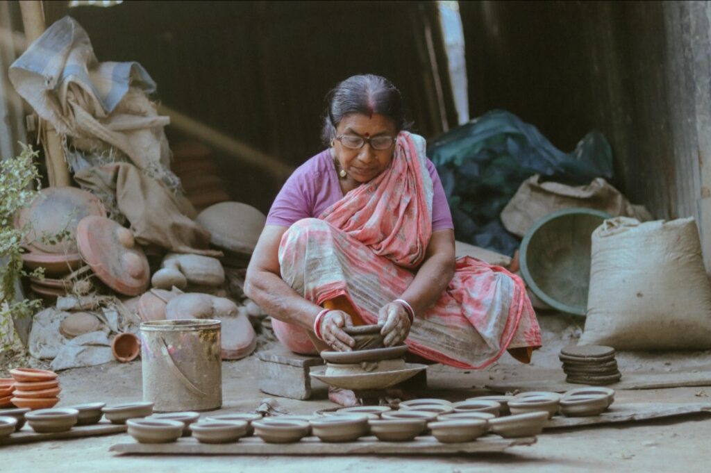 মাটির হাঁড়িতে আঁকা স্বপ্ন।