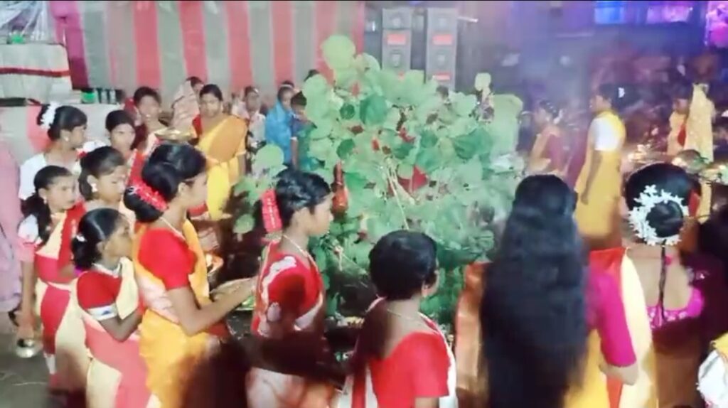 ঐতিহ্য ও লোকাচারে করম পরব, উৎসবের আবহ বামনগোলার ডাকাতপুকুরে।