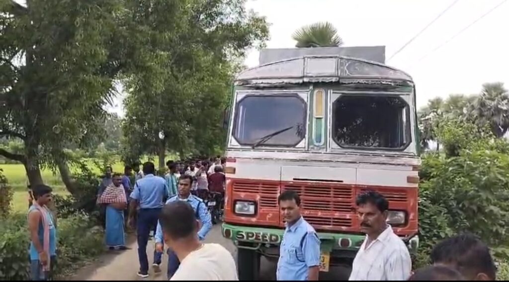 মাছ বিক্রি করে আর বাড়ি ফেরা হল না, সার বোঝাই লরির চাকায় পিষ্ট দয়াল সিংহ।