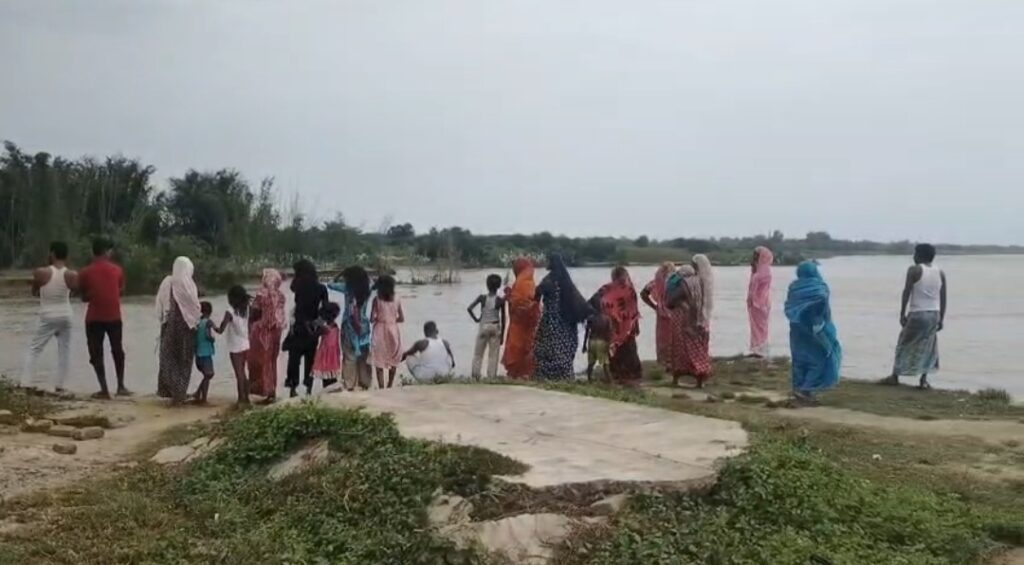 মসজিদের পশ্চিম-দক্ষিণ-পূর্বে পৌঁছে গঙ্গার ভাঙন, আতঙ্কে কামাল্তিপুর।