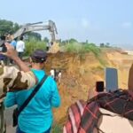 গুগল ম্যাপের ভরসায় গন্তব্যে যাওয়ার পথে বিপদ, ধসে পড়া রাস্তায় বাইক-সহ খাদে যুবক।