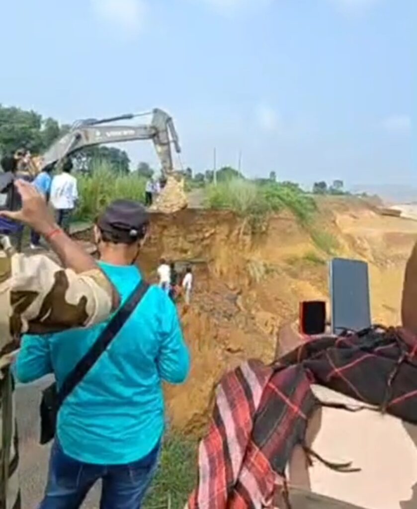 গুগল ম্যাপের ভরসায় গন্তব্যে যাওয়ার পথে বিপদ, ধসে পড়া রাস্তায় বাইক-সহ খাদে যুবক।