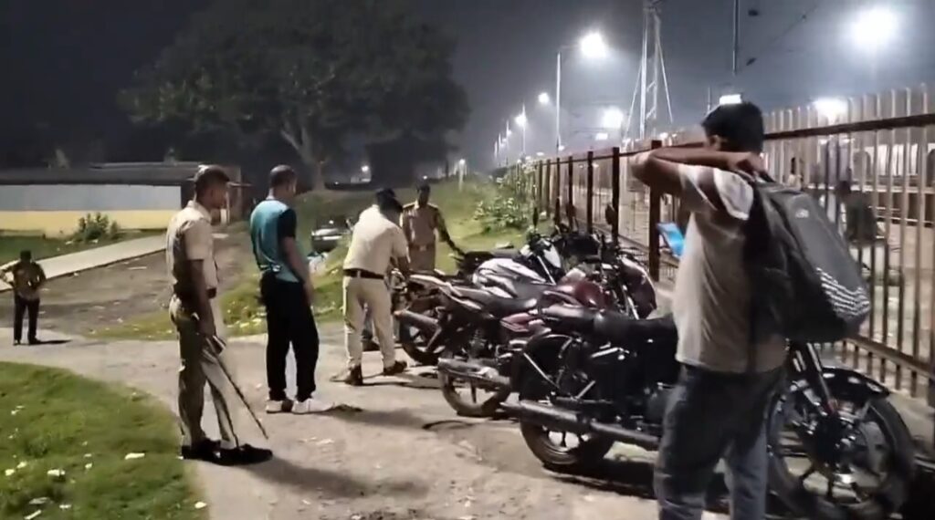 রেলের জমিতে অবৈধ পার্কিং ও আড্ডা, ধুলিয়ান গঙ্গা রেলস্টেশনে কড়া পদক্ষেপ।