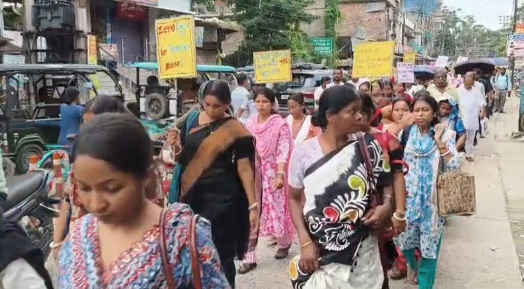 ‘অভিযুক্তদের অবিলম্বে গ্রেপ্তার করতে হবে’, বৃষ্টির মধ্যেই গাজোলে শিক্ষকদের প্রতিবাদ।