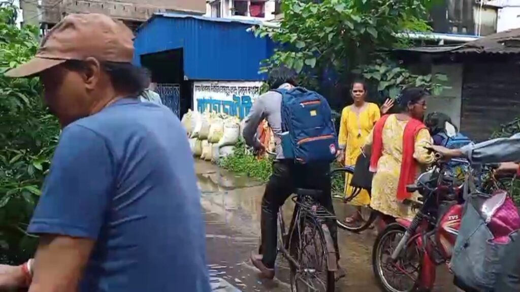 জমা জলে ডেঙ্গু-ম্যালেরিয়ার আশঙ্কা, অঙ্গনওয়াড়ি কেন্দ্রেও ঢুকছে জল—ক্ষোভ নিশ্চিন্দায়।