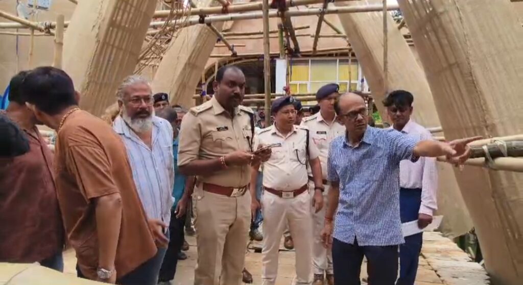 দুর্গাপুজোর ভিড় সামলাতে প্রস্তুতি, মালদার একাধিক বড় পুজো মণ্ডপ পরিদর্শন SP-র।