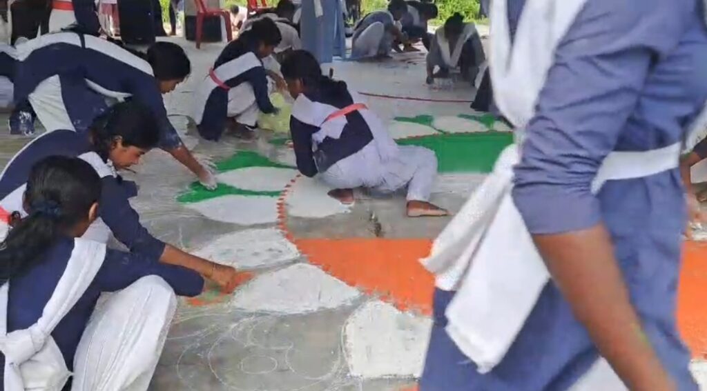 ‘সেবার রঙ্গে, দেশের সঙ্গে’—কুমারগঞ্জে ছয় বিদ্যালয়ের পড়ুয়াদের রঙ্গোলি প্রতিযোগিতা।