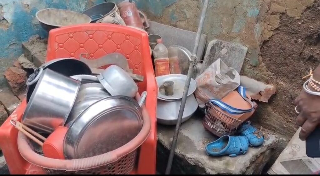অন্ডালে বৃষ্টির জেরে হুড়মুড়িয়ে ভাঙল কাঁচা বাড়ি, আশ্রয় ক্লাবে দিনমজুরের পরিবার।