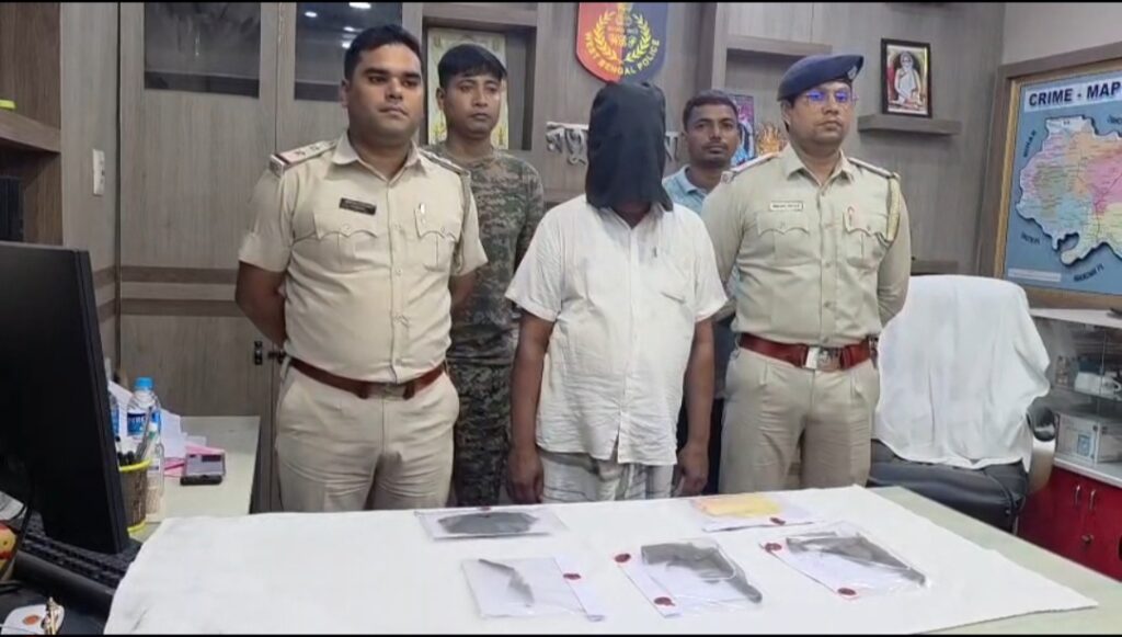 রতুয়ায় অস্ত্র উদ্ধারে চাঞ্চল্য, দুটি পাইপগান ও চার কার্তুজ উদ্ধার সামসি ফাঁড়ির পুলিশের