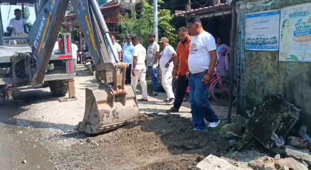 রাস্তা থেকে সরল বালি-পাথর ও আবর্জনা, কালচিনিতে সাফাই অভিযানে স্থানীয়দের সহযোগিতা।